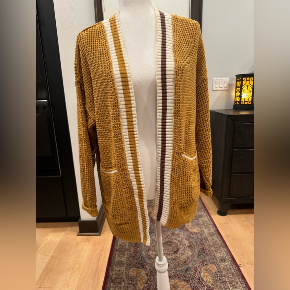 Universal Thread Cardigan, drop sleeves 2 pockets.
